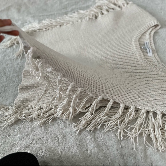 NWOT- CUPCAKES & CASHMERE Revolve Napa Fringe Poncho in Ivory - Picture 9 of 14